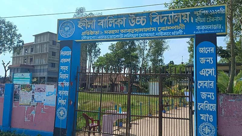 বাড়িতে বাবার মরদেহ, কাঁদতে কাঁদতে পরীক্ষা কেন্দ্রে মেয়ে