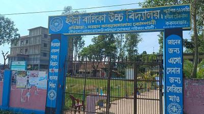 বাড়িতে বাবার মরদেহ, কাঁদতে কাঁদতে পরীক্ষা কেন্দ্রে মেয়ে