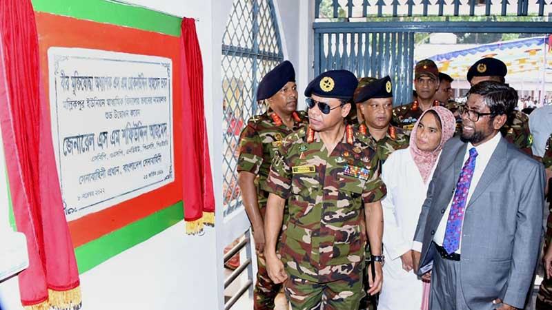 নড়াইলে পৈতৃক ভিটায় সেনাপ্রধান