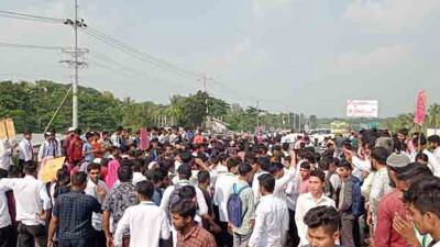 অধ্যক্ষের অপসারণ দাবিতে শিক্ষার্থীদের মহাসড়ক অবরোধ