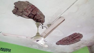 ছাদের পলেস্তরা ধসে রোগীসহ তিন নারী আহত
