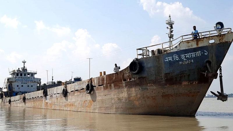 ৮০০ টন কয়লা নিয়ে পশুর নদে আটকা জাহাজ