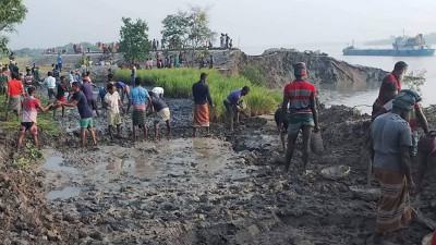 স্বেচ্ছাশ্রমে বাঁধ মেরামত নদীপারে কাটেনি আতঙ্ক
