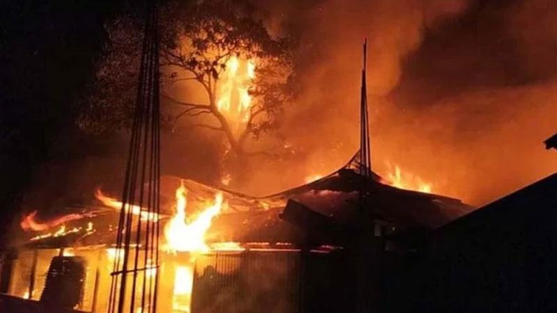 পঞ্চগড়ে আগুনে পুড়ল ৭০ দোকান