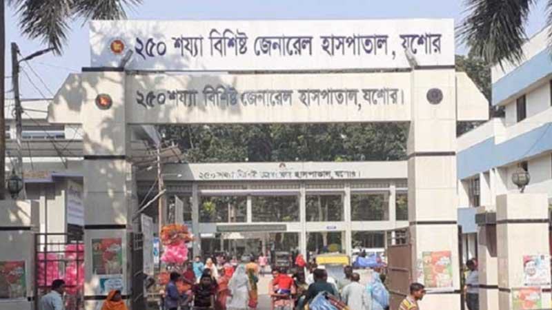 রাতে চিকিৎসকের দেখা মেলে না, নার্সই ভরসা