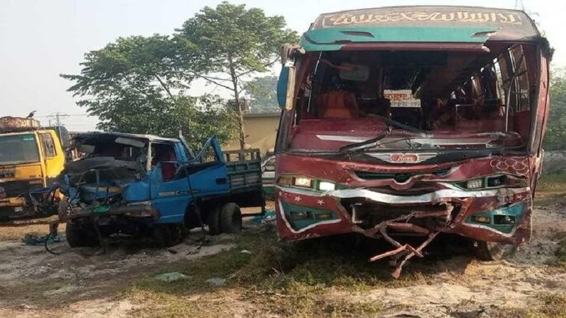 নরসিংদীতে যাত্রীবাহী বাস ও পিকআপের ত্রিমুখী সংঘর্ষে নিহত ৩