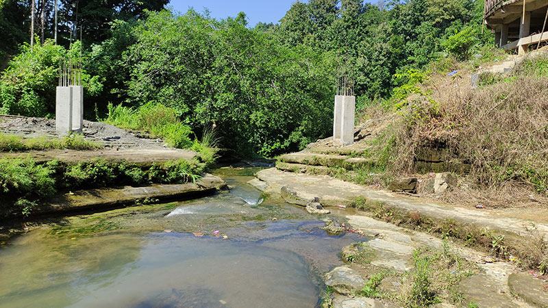 সম্ভাব্যতা যাচাই ও নকশা ছাড়াই পাহাড়ে ঝুলন্ত ব্রিজ নির্মাণ