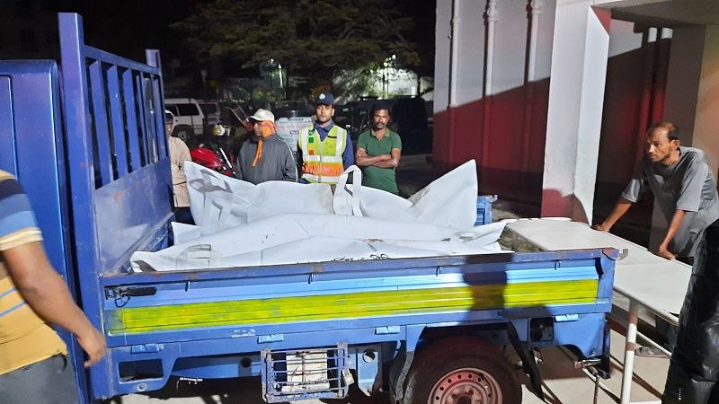 যাত্রীবাহী বাস ও থেমে থাকা ট্রাকের সংঘর্ষ, নিহত ৩