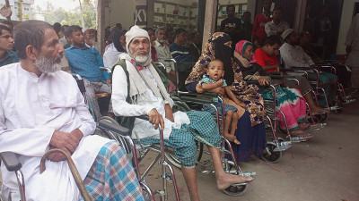 কাঁঠালিয়ায় হুইলচেয়ার ও বই বিতরণ