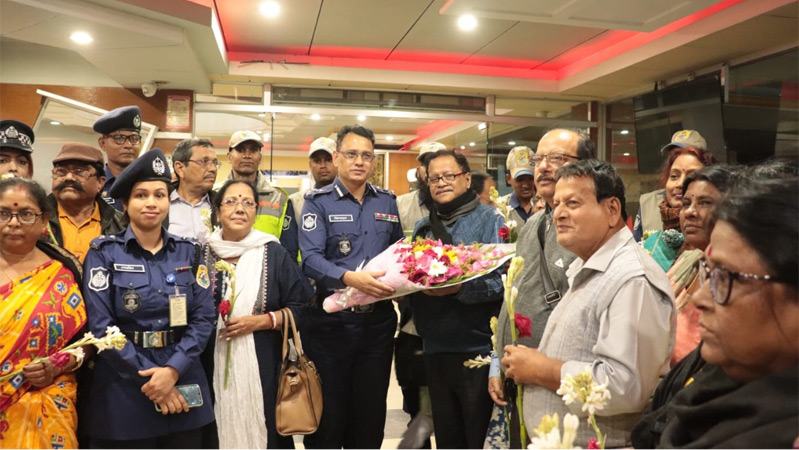 কক্সবাজার সৈকতে ফুলেল শুভেচ্ছায় বরণ ভারতীয় পর্যটকদের