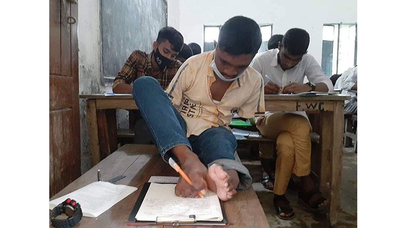 পায়ের আঙুল দিয়ে লিখে জিপিএ ৫ পেল মানিক