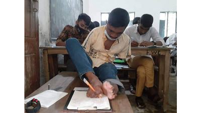 পায়ের আঙুল দিয়ে লিখে জিপিএ ৫ পেল মানিক