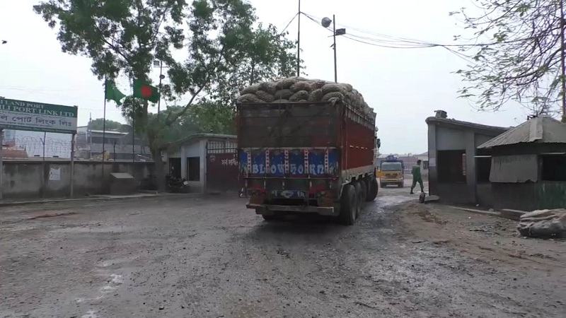 আমদানি কমের অজুহাতে হিলিতে পেঁয়াজের দাম ঊর্ধ্বমুখী