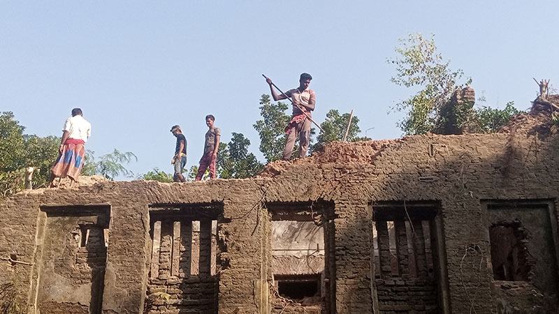 ভেঙে ফেলা হচ্ছে ৩০০ বছরের পুরনো জমিদারবাড়ি