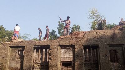 ভেঙে ফেলা হচ্ছে ৩০০ বছরের পুরনো জমিদারবাড়ি