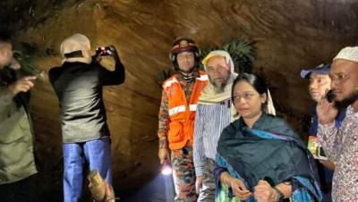 কক্সবাজারে পাহাড় ধসে একই পরিবারের ৪ জনের মৃত্যু