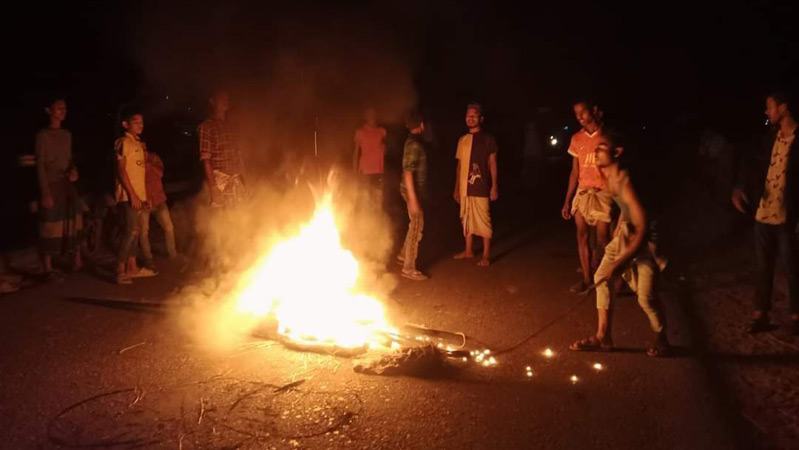 টেকনাফে ইয়াবাসহ ইউপি সদস্য আটকের পর সড়ক অবরোধ, ভাঙচুর