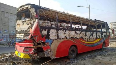 কাঁচপুরে পুলিশের ডাম্পিং করা বাসে আগুন
