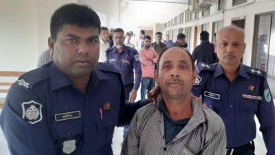 মুন্সিগঞ্জে আদালতে ঢুকে পুলিশ সদস্যকে ব্লেডের পোঁচ
