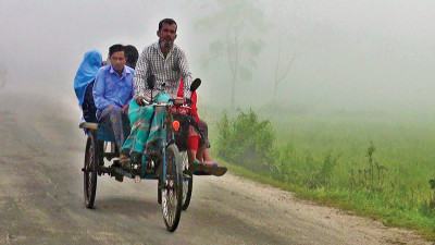 ঘন কুয়াশায় ঢাকছে সকাল