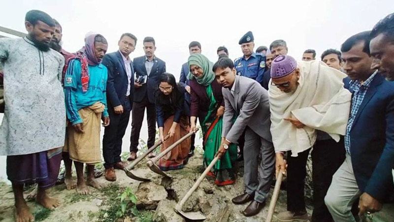 নেত্রকোনার হাওরে ফসল রক্ষাবাঁধ নির্মাণকাজ উদ্বোধন