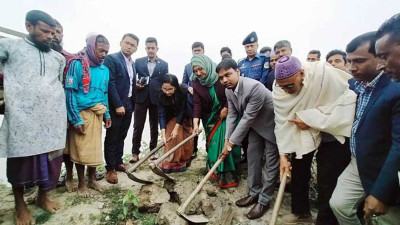নেত্রকোনার হাওরে ফসল রক্ষাবাঁধ নির্মাণকাজ উদ্বোধন