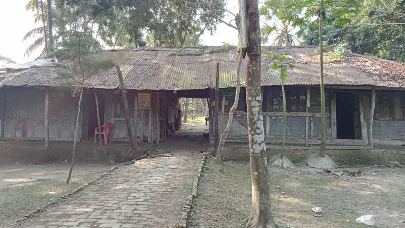 রক্ষণাবেক্ষণের অভাবে ধ্বংসের উপক্রম বরিশালের গান্ধী আশ্রম