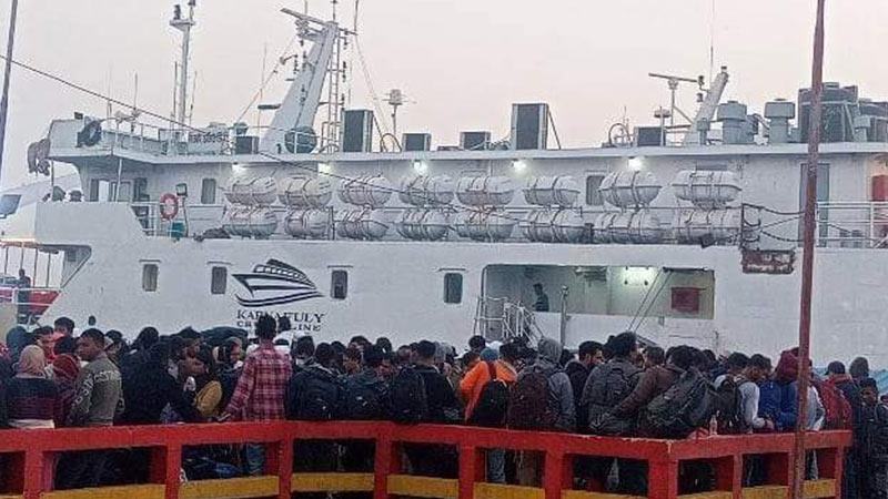 সারারাত সমুদ্রে আটকে থাকা ১৩০০ পর্যটক কক্সবাজারে