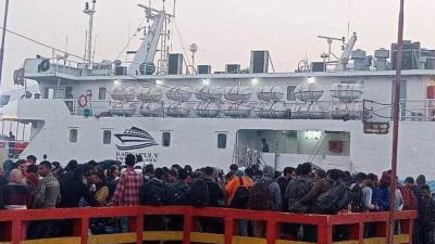 সারারাত সমুদ্রে আটকে থাকা ১৩০০ পর্যটক কক্সবাজারে