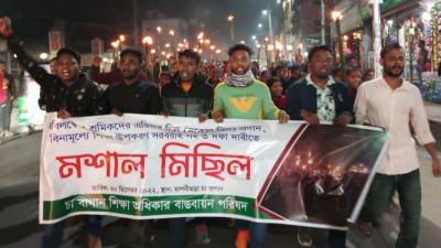 তিন দফা দাবিতে সিলেটে চা শ্রমিকদের মশাল মিছিল