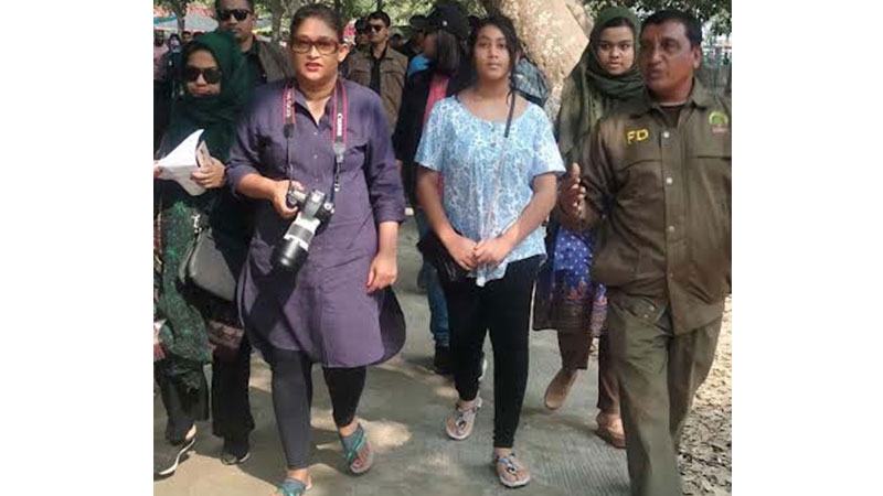 সন্তানদের নিয়ে সুন্দরবন ঘুরে দেখলেন পুতুল