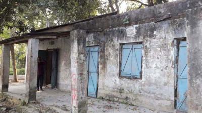পরিত্যক্ত অবস্থায় পড়ে আছে তাড়াশ বন বিভাগের কার্যালয়