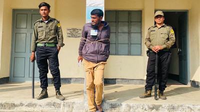 ভোট দিতে বাধ্য করায় এজেন্টকে বেঁধে রাখলেন কর্মকর্তা