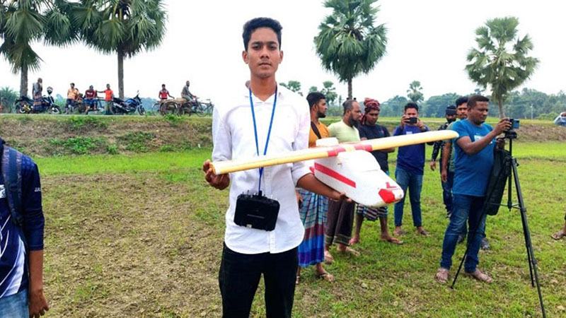 খুলনার আকাশে দুই কলেজ ছাত্রের তৈরি উড়োজাহাজ