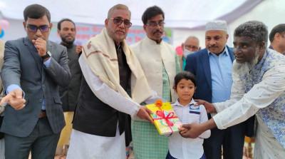 অর্থনৈতিক সংকটেও বই বিতরণ অব্যাহত রেখেছে সরকার