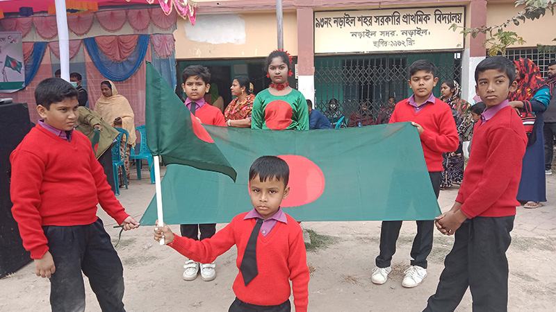 নতুন বইয়ের সঙ্গে জাতীয় পতাকা পেল শিক্ষার্থীরা