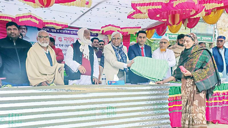 আলমডাঙ্গায় দুর্যোগে ক্ষতিগ্রস্তরা পেলেন ঢেউটিন ও নগদ অর্থ