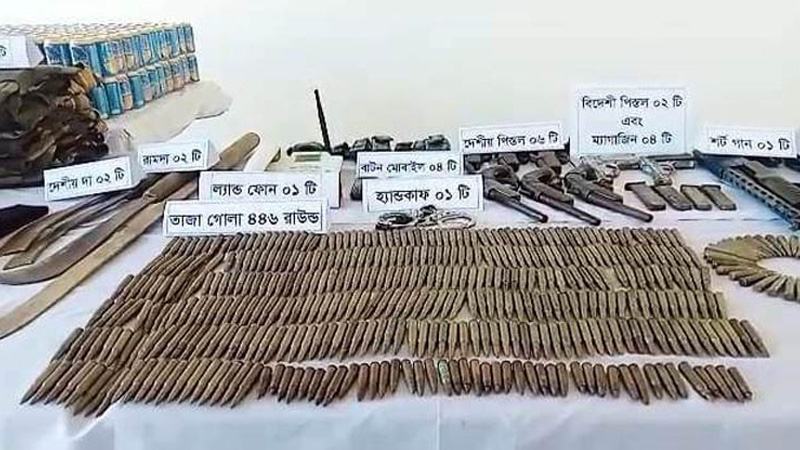 টেকনাফের নির্জন দ্বীপ থেকে বিপুল অস্ত্র-গোলাবারুদ জব্দ