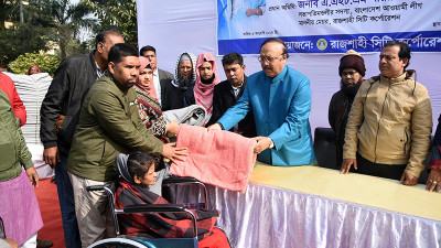 রাজশাহীতে শীতবস্ত্র পেলেন দরিদ্ররা