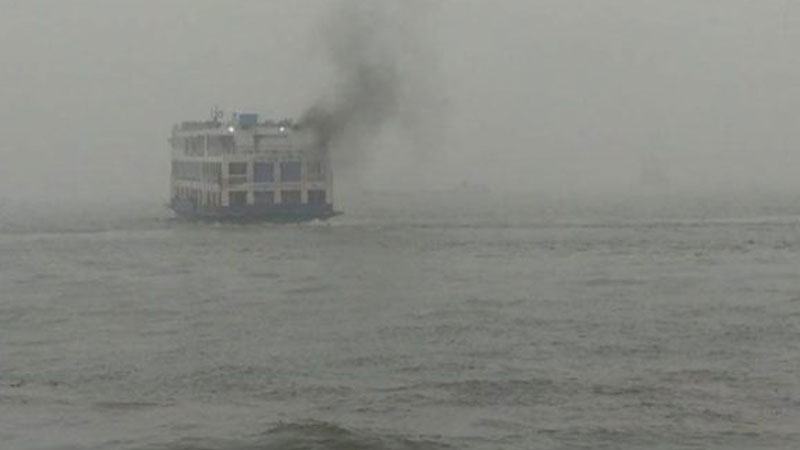 ঘন কুয়াশায় চাঁদপুরে ঝুঁকি নিয়ে চলছে নৌযান