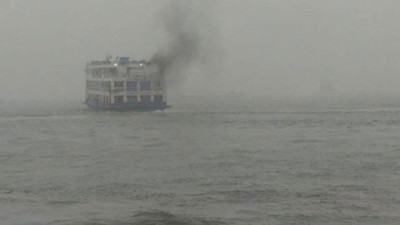 ঘন কুয়াশায় চাঁদপুরে ঝুঁকি নিয়ে চলছে নৌযান