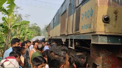 অটোরিকশায় ট্রেনের ধাক্কা, টাঙ্গাইলে নিহত ৩