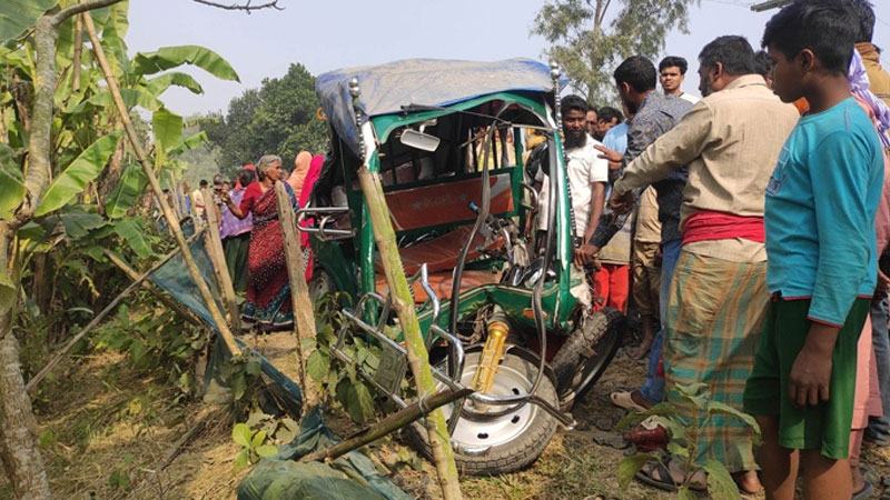 টাঙ্গাইলে ট্রেনের ধাক্কায় তিন অটোরিকশাযাত্রী নিহত