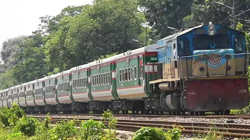লালমনিরহাটে দুই সন্তান নিয়ে ট্রেনের নিচে ঝাঁপ দিলেন নারী