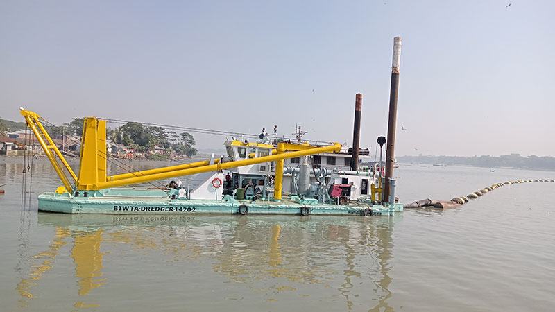 বরিশালে নৌবন্দরে নদী খননে বাধা পলিথিন, ড্রেজার বন্ধ