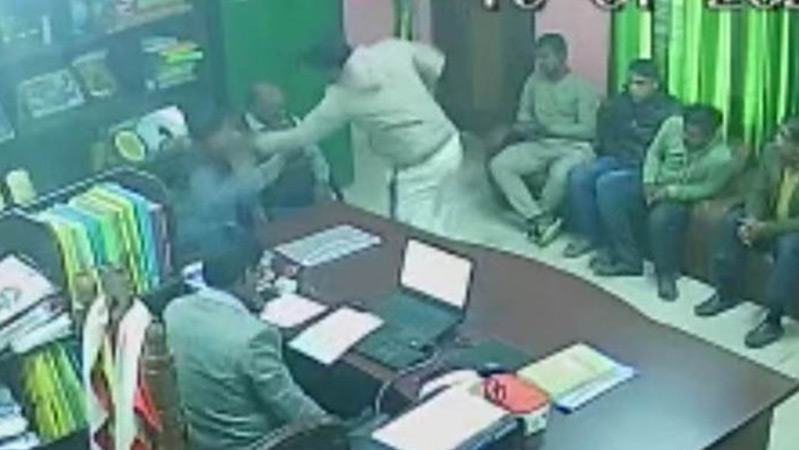 ‘দালাল’ বলায় প্রধান শিক্ষককে পেটালেন আওয়ামী লীগ নেতা