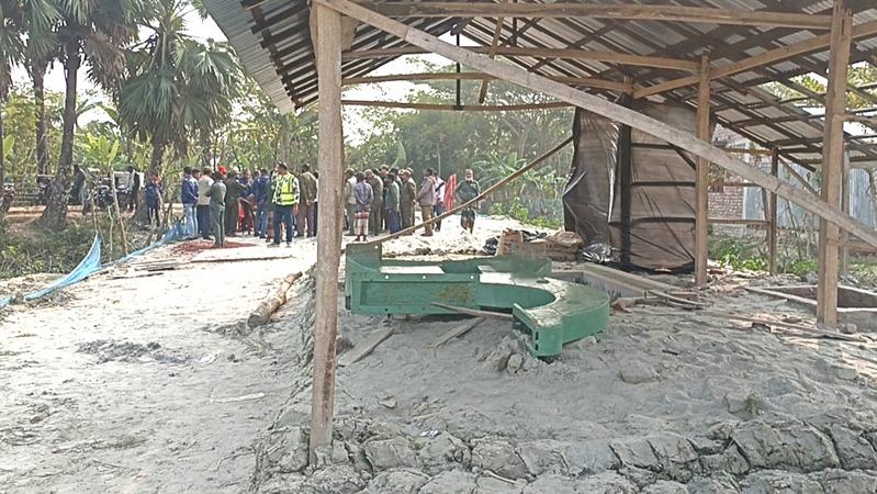 উদ্বোধনের পরপরই করাতকল ভেঙে দিল বনবিভাগ