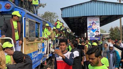 প্রধানমন্ত্রীর জনসভায় নাটোর হয়ে তিন ট্রেন