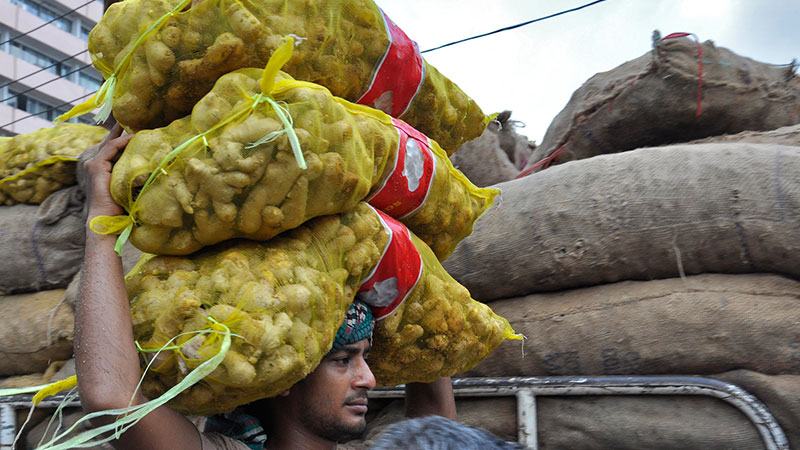ভোমরা স্থলবন্দর দিয়ে আদা আমদানি কমেছে ৭০%