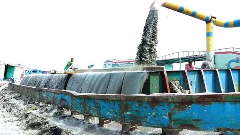 সমুদ্র চ্যানেল থেকে অবৈধভাবে বালি উত্তোলন, নীরব প্রশাসন